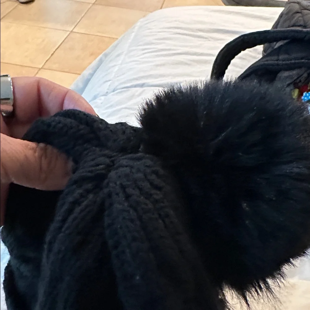 Ugg beanie Black with Pom Pom - Picture 2 of 6